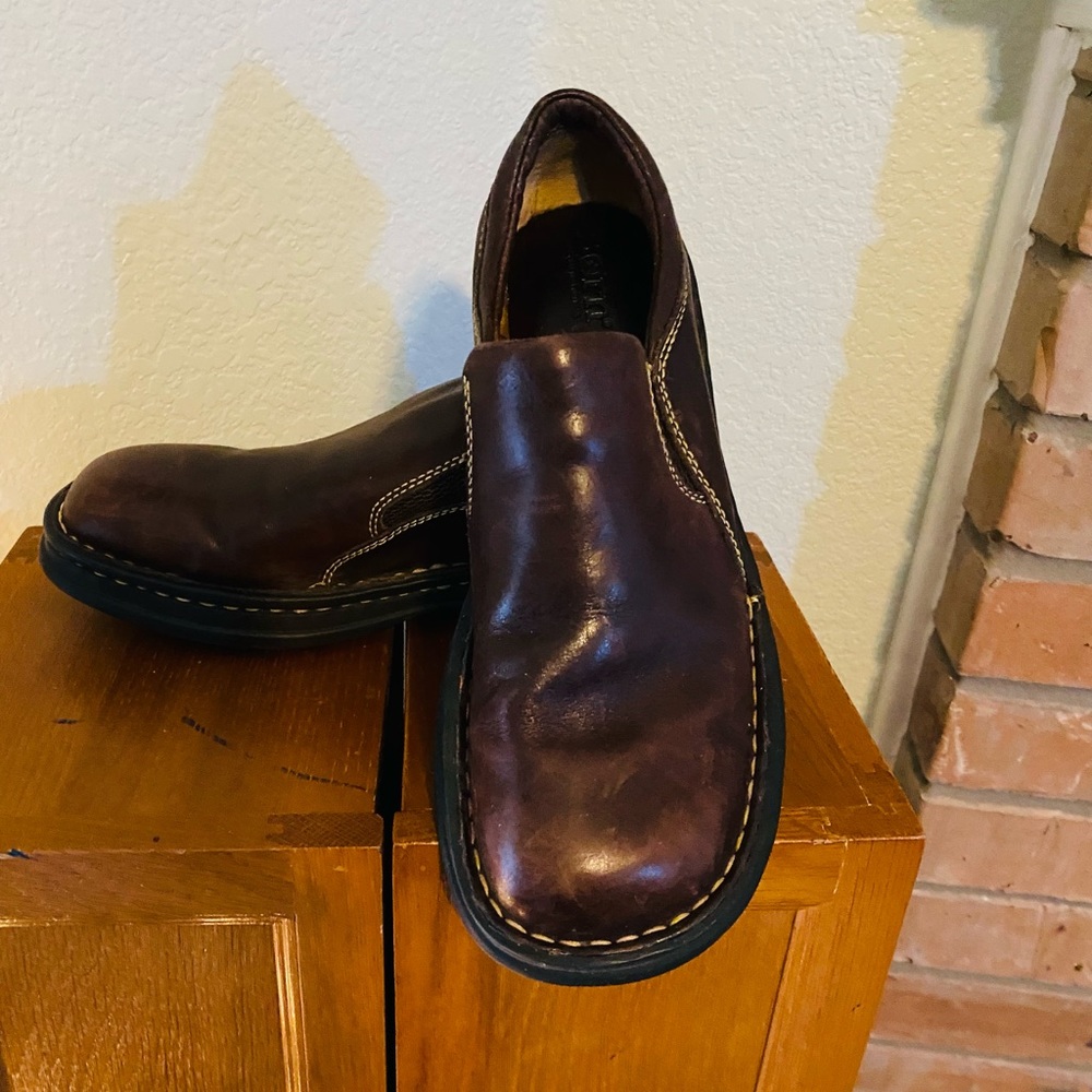 Born leather loafer dark chocolate brown in size 7.5 excellent condition.